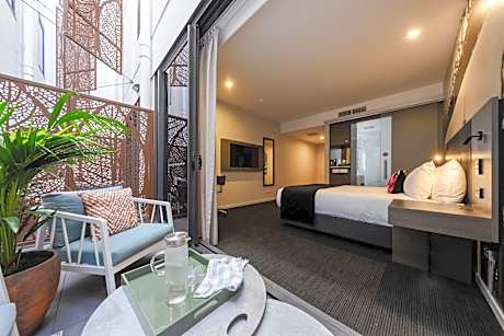 Superior Queen Courtyard Room