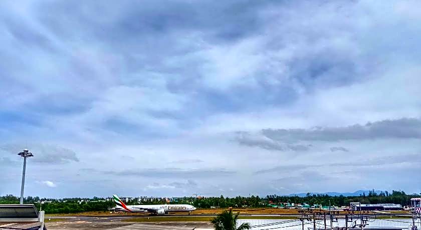 Louis' Runway View Hotel