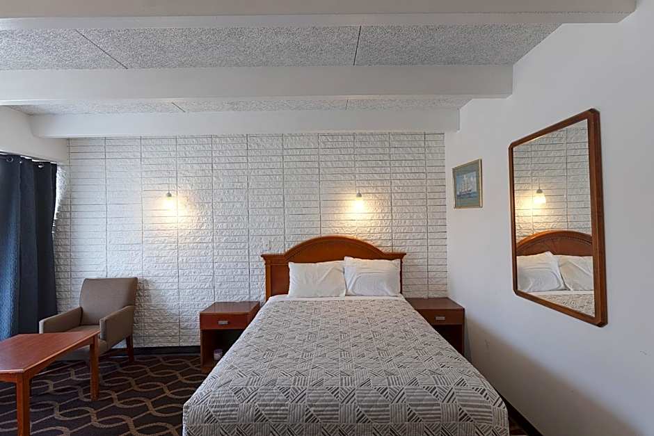 Photo 1 of 9 of 1 Queen Bed, Nonsmoking