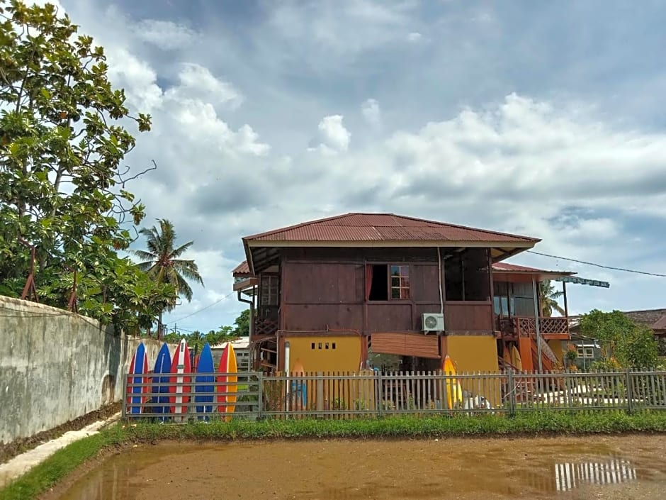 Arya's Surf Camp Cimaja