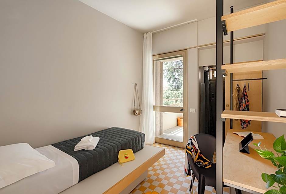 'RE-Dama Hostel