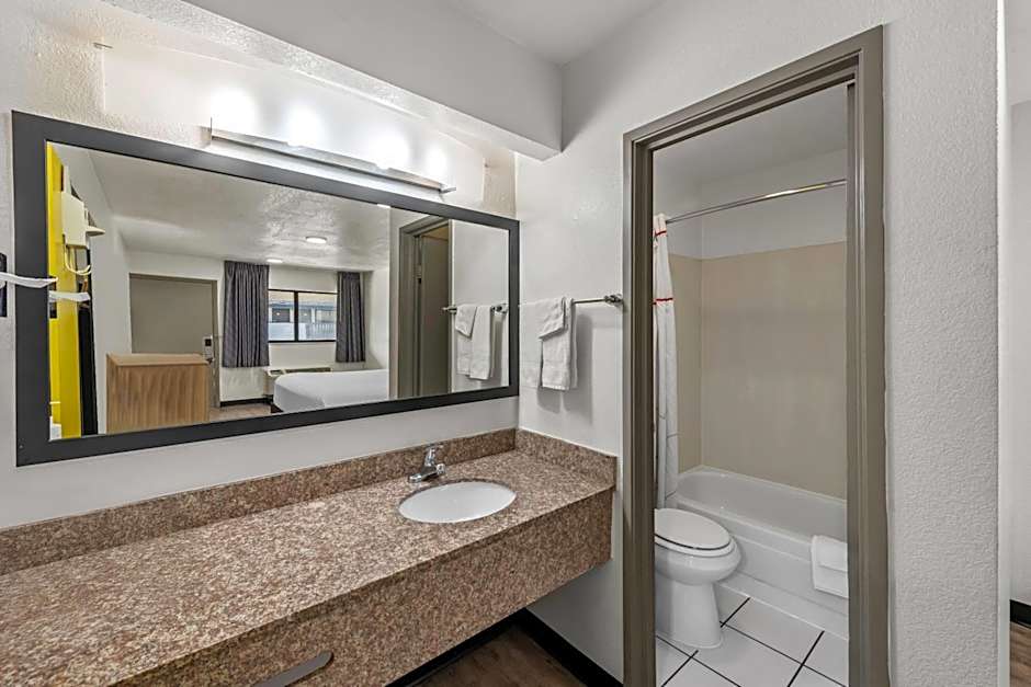 Days Inn by Wyndham Independence