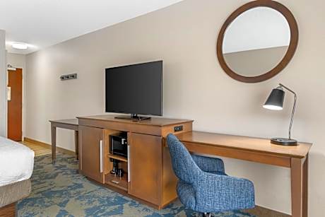 Queen Room with Two Queen Beds with Bath Tub - Mobility and Hearing Access