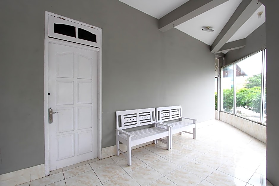 SPOT ON 92434 Puri Kasih Guest House