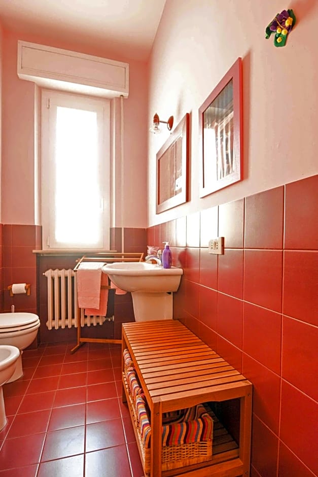 Casa Fuori Casa - 200 mt dal casello autostradale, parcheggio gratuito, garage moto