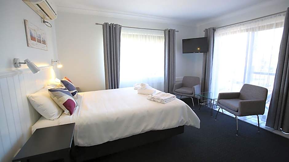 Hawks Nest Motel