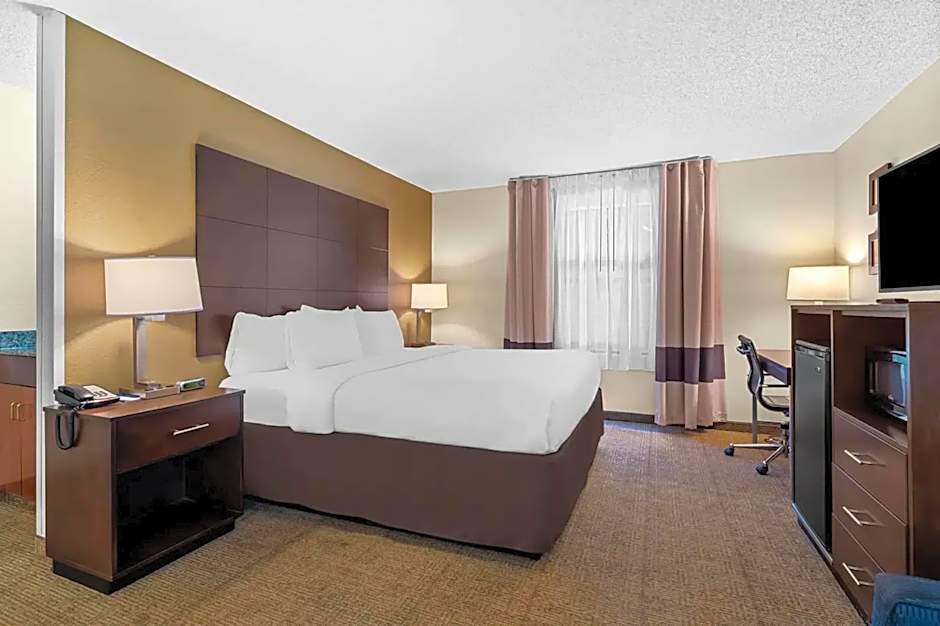1 King Bed Suite — 4 fotoğraftan 1. fotoğraf
