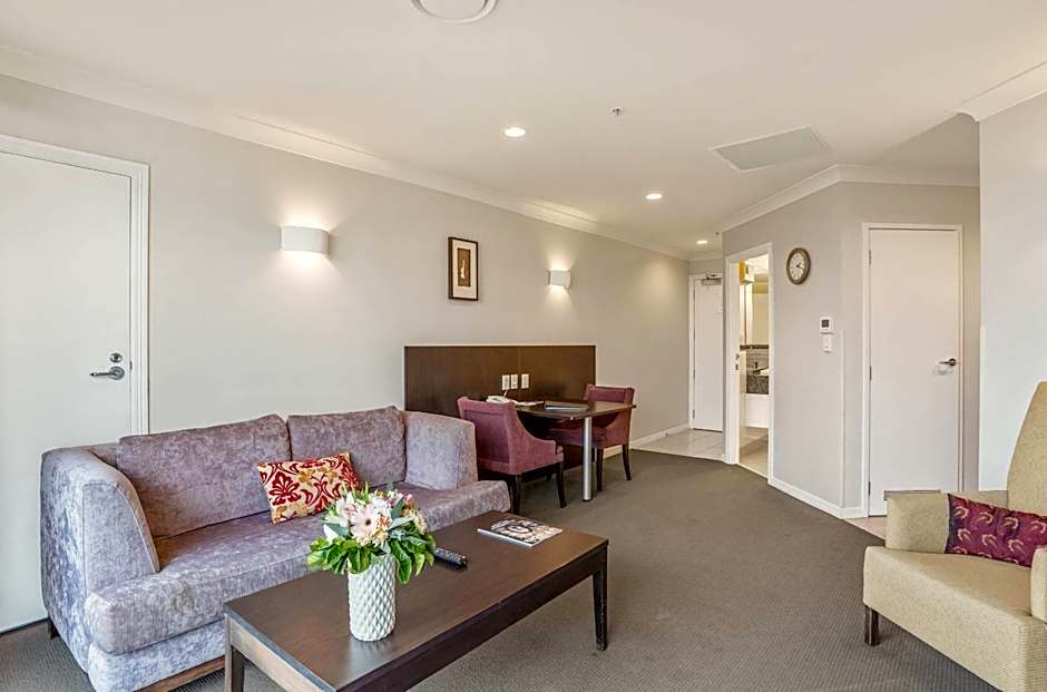 Parkside Hotel & Apartments