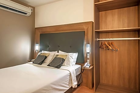 Standard Room with queen-size bed