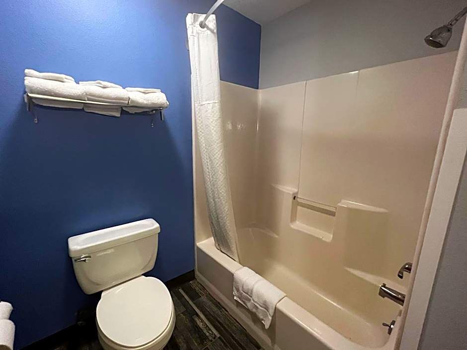 Super 8 by Wyndham Cleveland TX