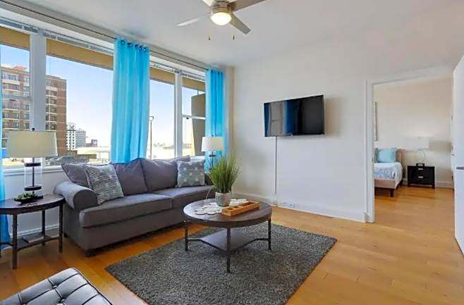 Amazing Condos Beautiful View 2 Blocks To French Quarter, Small Rooftop Pool, Gym, Seanger Theater, Super Dome, And Bourbon St