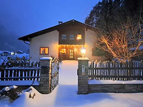 Residence Obermoarhof - Family Apartments with Pool & Playground