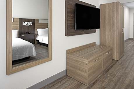 2 Queen Standard Communication Mobility Accessible Tub