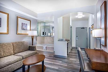 King Suite with Jetted Tub - Non-Smoking