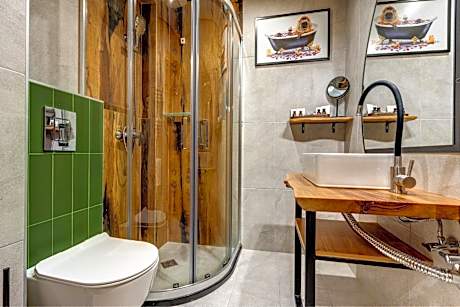 Deluxe Double Room (2 Adults + 1 Child)