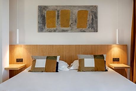 Signature Suite with Balcony and Spa Bath