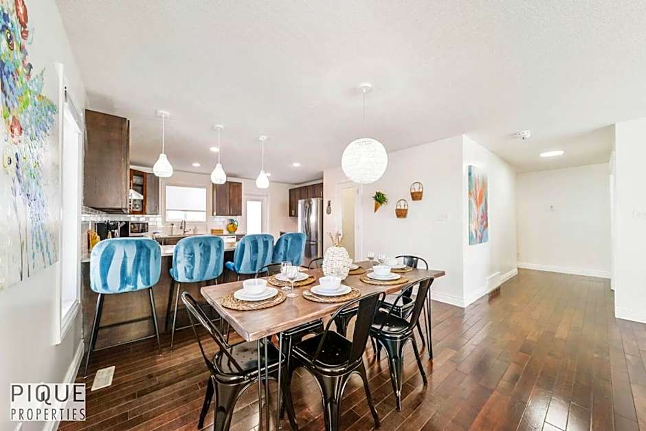 Tropical Oasis - King Beds - Free Netflix & Parking - Fast Wi-Fi