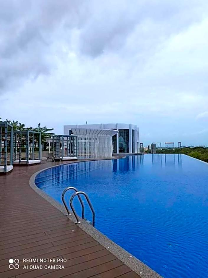 Zulanie Suite Troika Residence, SPACIOUS AND COZY WITH POOL, Free Wifi & Netflix in Golden Triangle of Kota Bharu