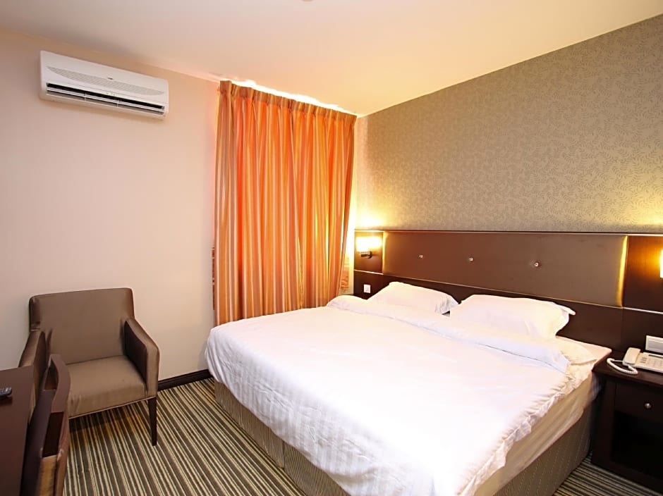 1 City Hotel