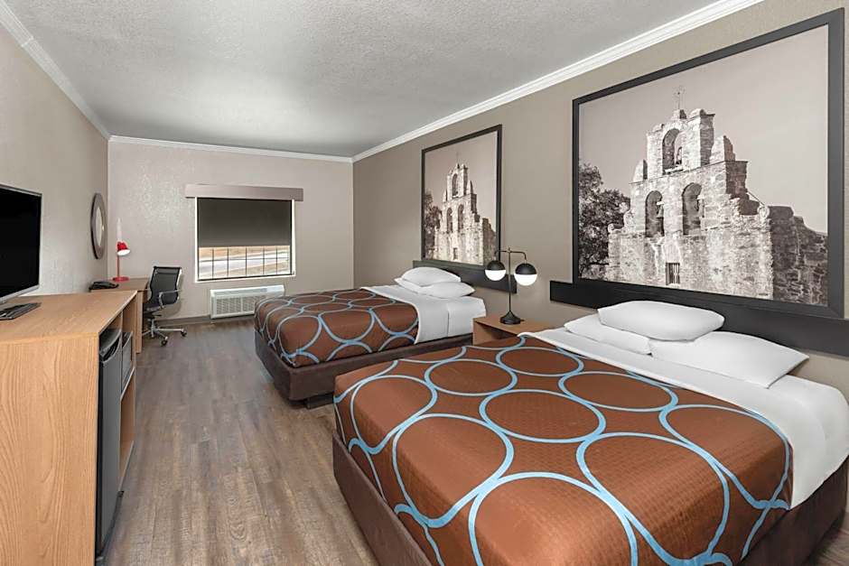 Super 8 by Wyndham San Antonio/Alamodome Area