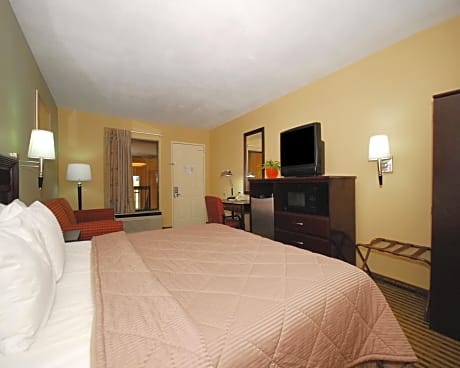 1 King Bed, Nonsmoking, Accessible