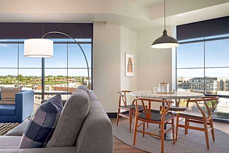Premier King Suite - Non-Smoking