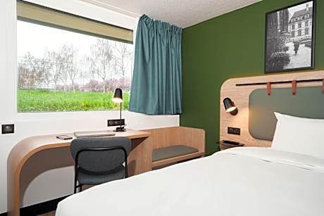 Standard Room - 1 Queen Bed