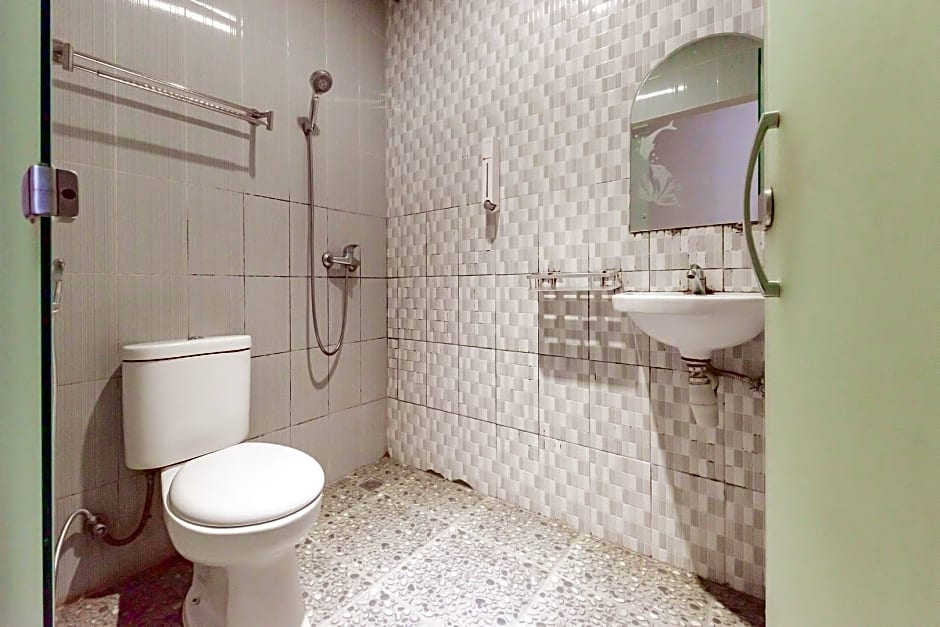 RedDoorz near Pasar Tarapung Siring Banjarmasin