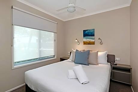 Deluxe Cabin - Sleeps 4 - Dog Friendly