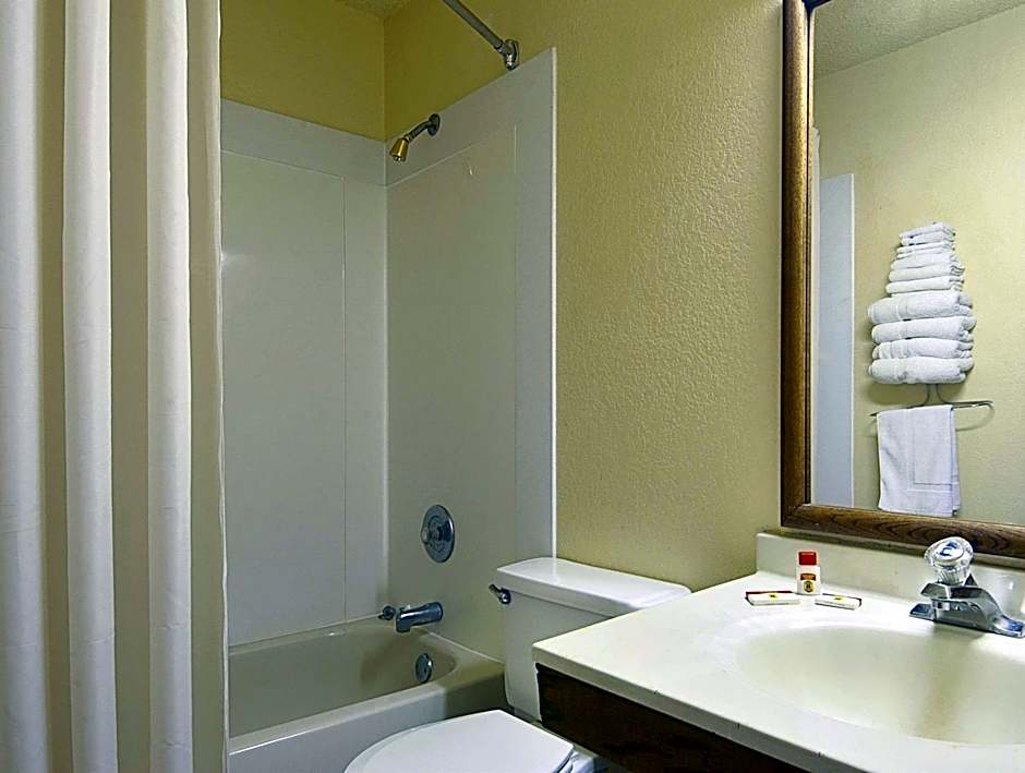 Super 8 by Wyndham Waldorf