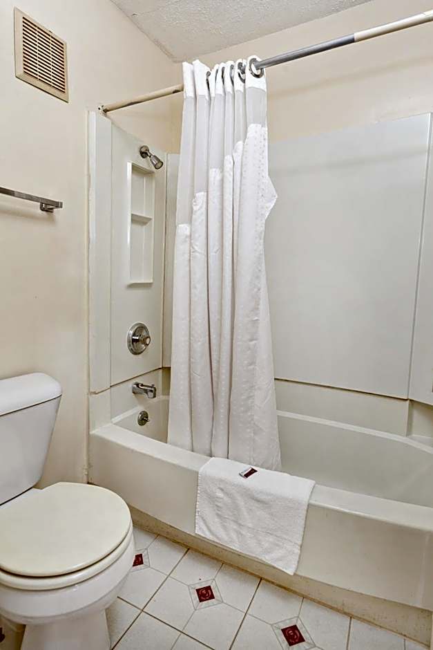 Red Carpet Inn - Louisville