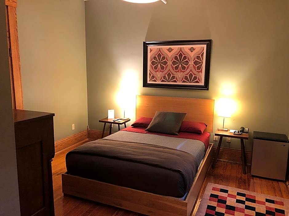 Photo 1 of 4 of 1 Queen Bed, Bathtub