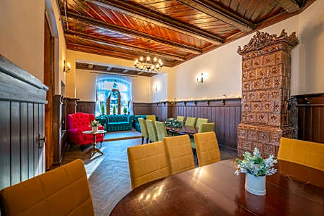 Deluxe Double Room (2 Adults + 1 Child)