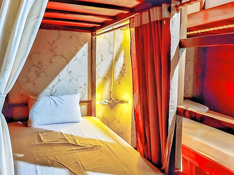 Shooting Star Hostel Kuta RedPartner (Mixed Dormitory)