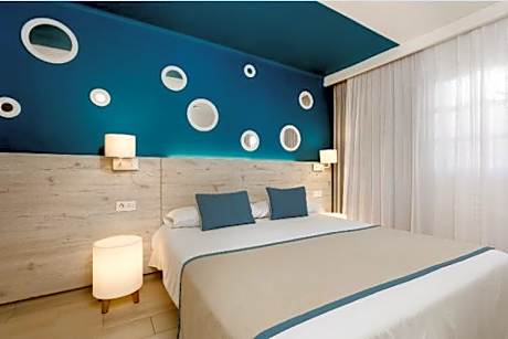 One-Bedroom Apartment with Sea View (3 Adults)