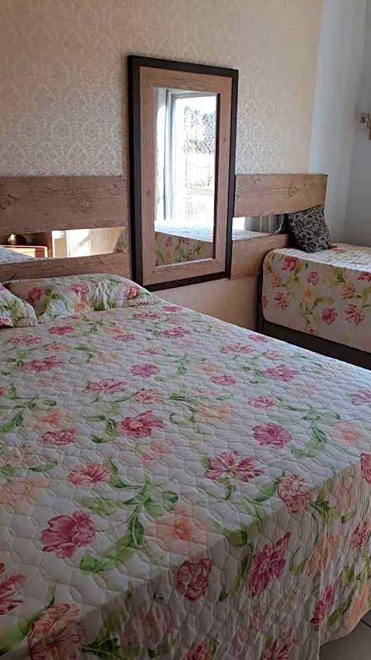 Frente ao Parque da Lagoa Quente Entrada NÃO INCLUSA Aptos Particulares com varanda