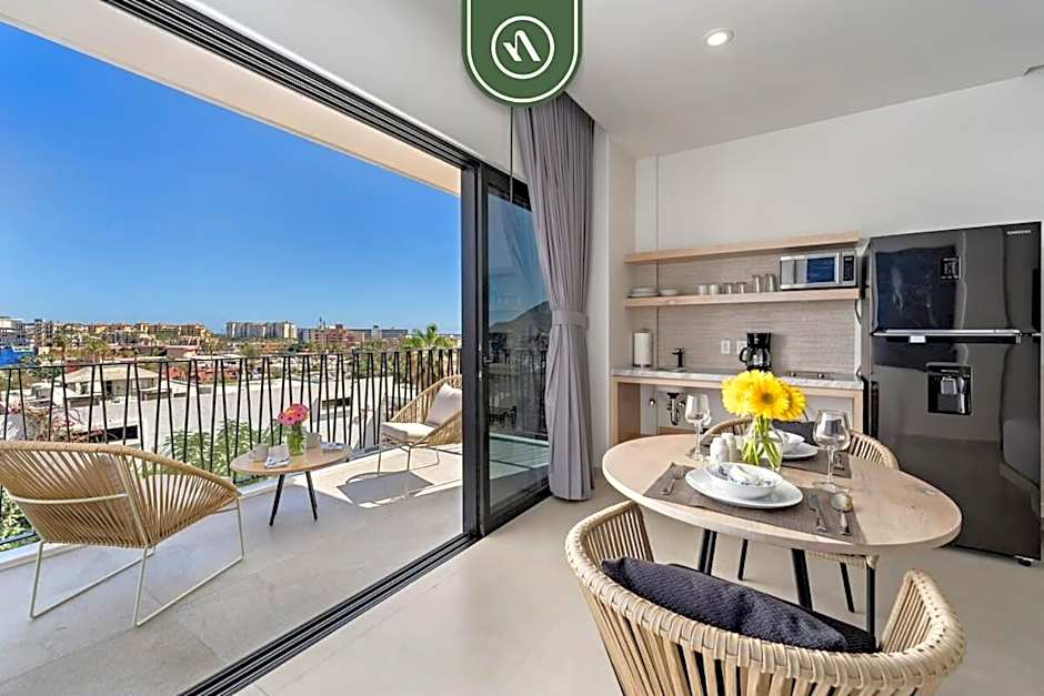 Amazing 2BR Condo with Terrace Overlooking the Marina