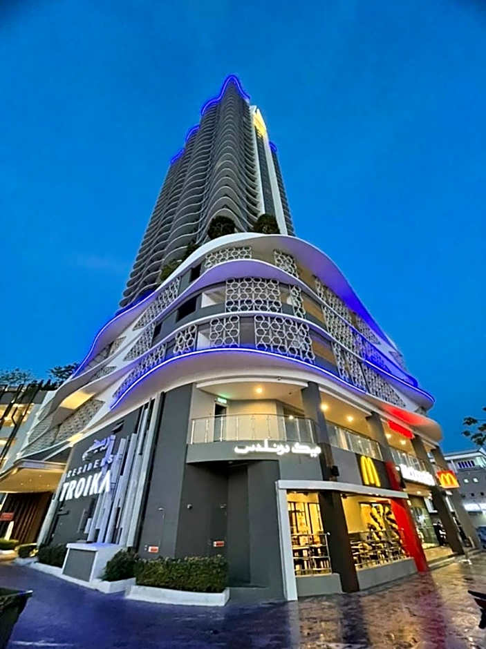 Zulanie Suite Troika Residence, SPACIOUS AND COZY WITH POOL, Free Wifi & Netflix in Golden Triangle of Kota Bharu