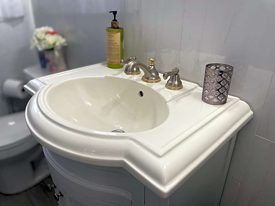 Vacation house Entire floor Kids yard walk 2 subway