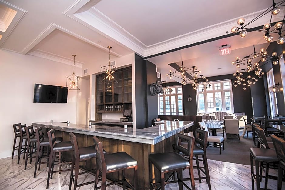 Redmont Hotel Birmingham - Curio Collection by Hilton