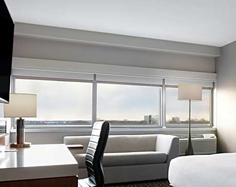 Room, 1 King Bed (Club Level)