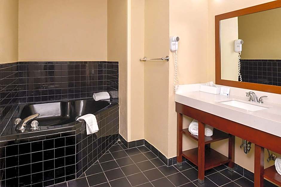 Holiday Inn Express & Suites Joplin Southeast by IHG