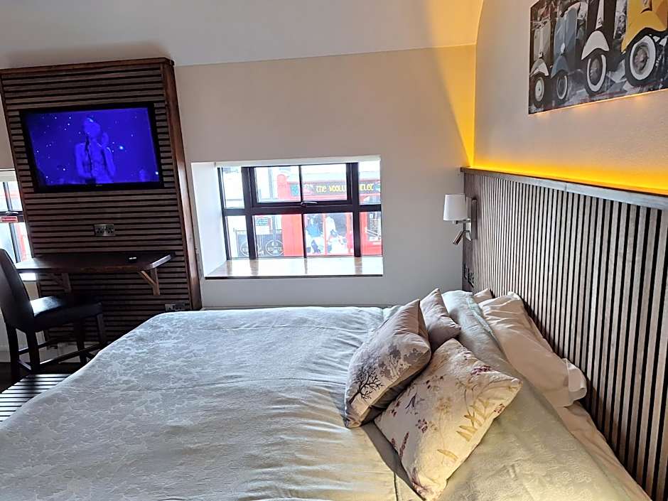 Ridge-Rock Accommodation