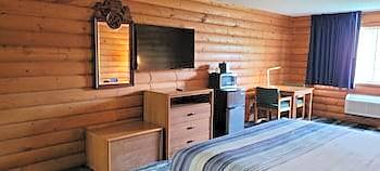 Days Inn & Suites by Wyndham Williamsburg IA North