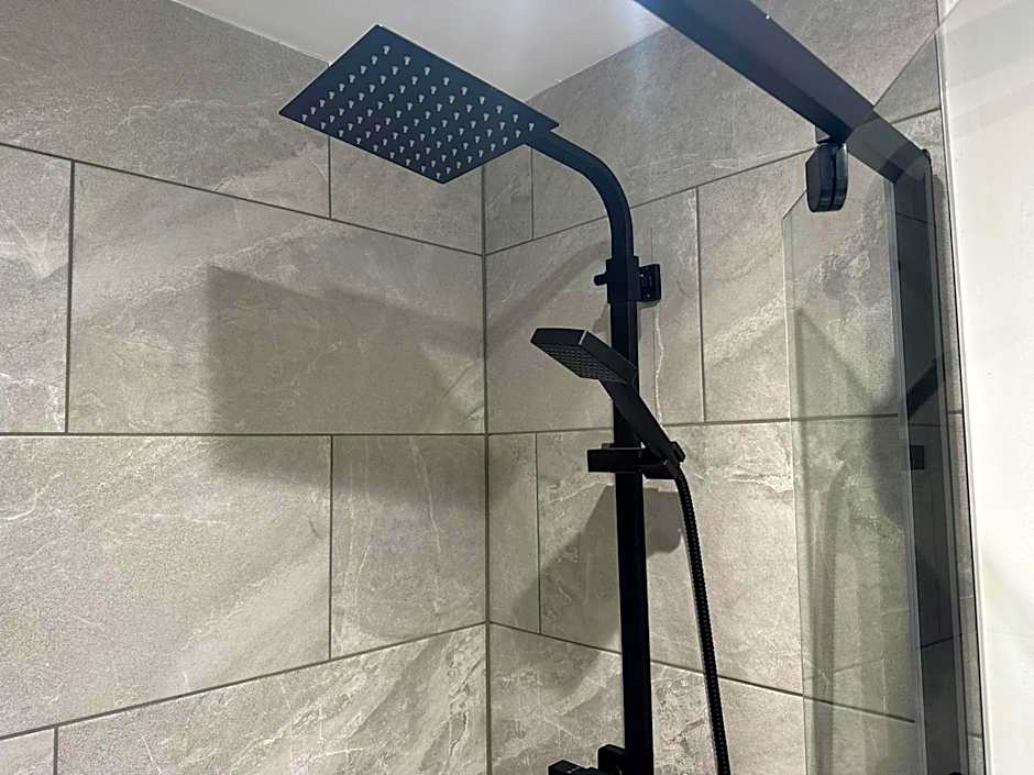 Adam Court Apartments - PE1 - Contractor Friendly - Choice of Studios or 1 Bed Apartments - Free Parking - Sofa Beds - Sky TV - Full Kitchen - Washer Dryer - WiFi