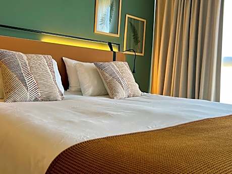 Family Room with One King Bed and Two Single Beds - Non-Smoking