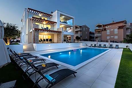 Villa Corcovado Deluxe Apartments with Heated Pool