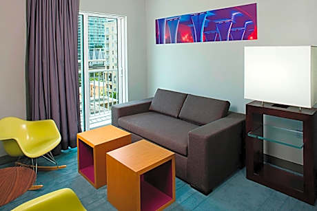 Savvy Suite, 1 King, Sofa bed, City view, High floor, Balcony