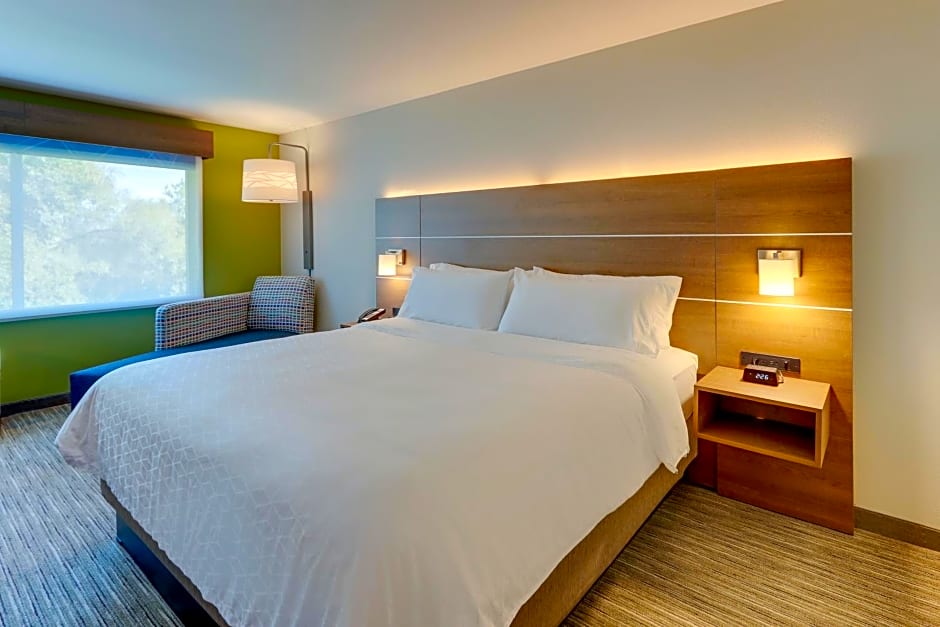 Holiday Inn Express & Suites Roanoke - Civic Center