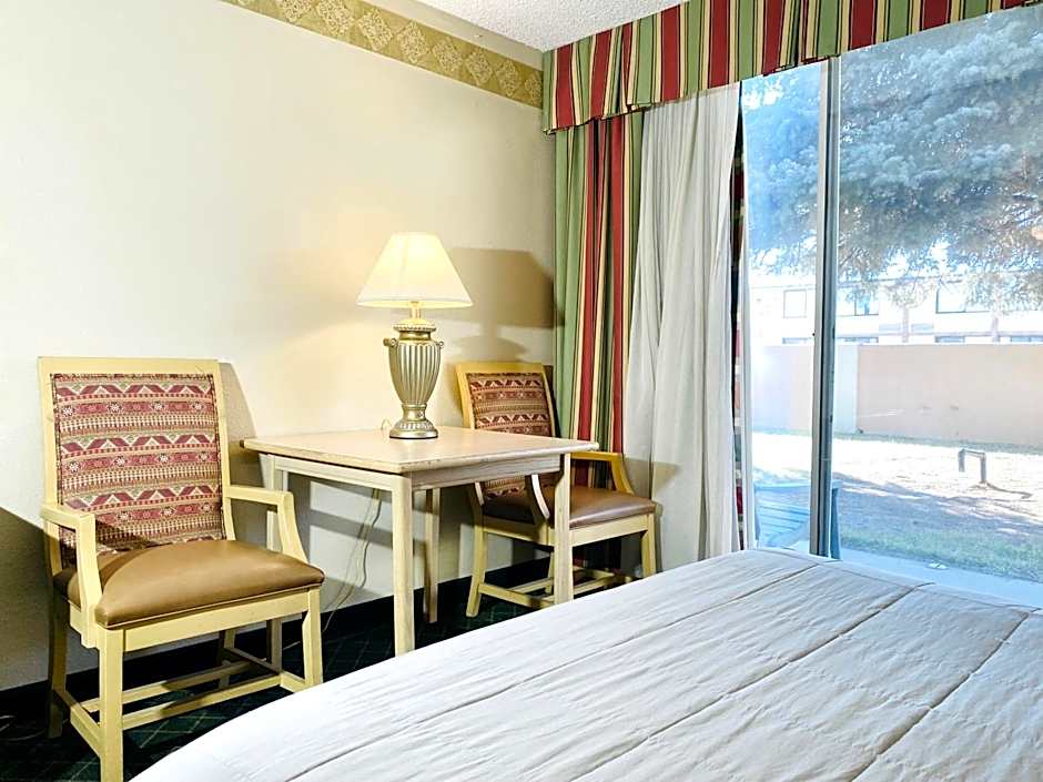 Brentwood Inn & Garden
